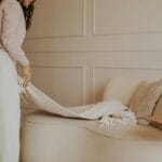 Minimalistyczny salon w barwach ziemi z czarnymi i mosiężnymi dodatkami