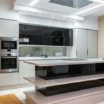Nowoczesna kuchnia premium z zabudową i sprzętami do eleganckiego wnętrza