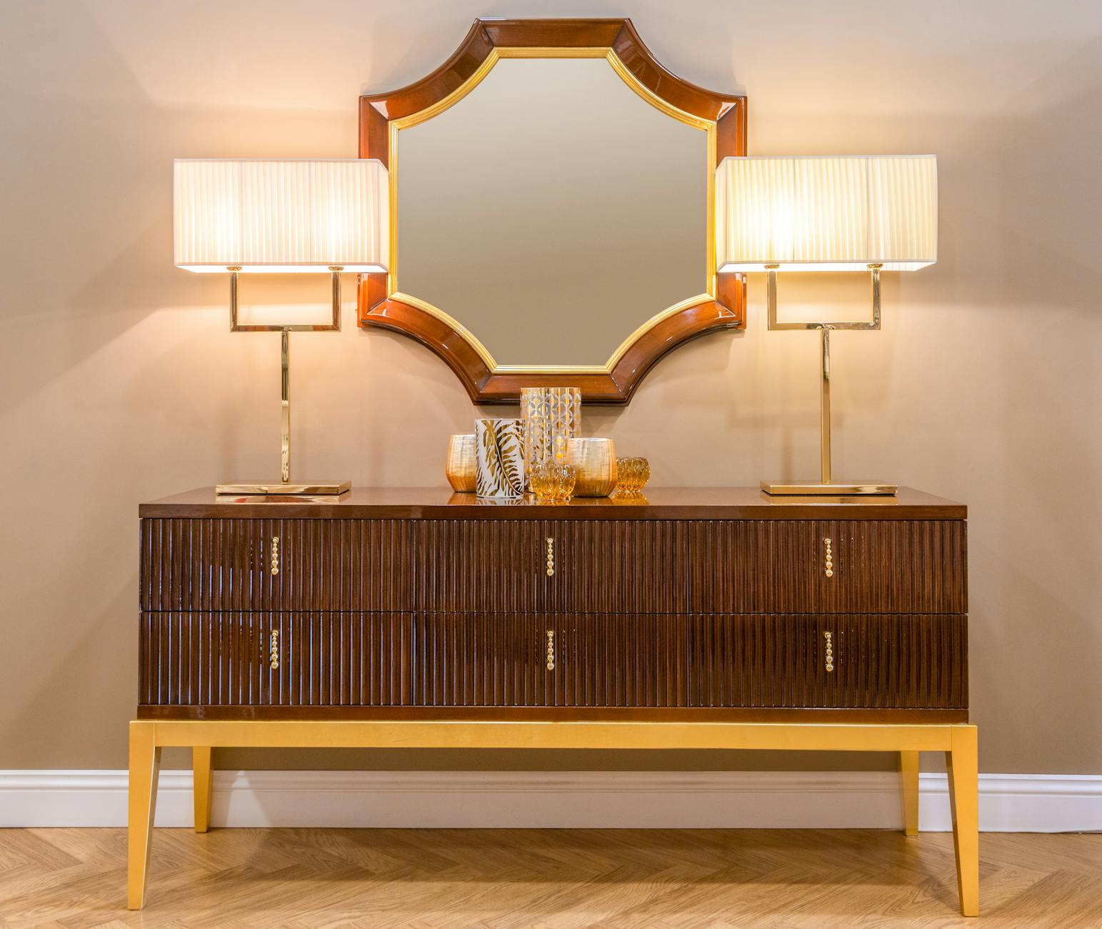 Luksusowa drewniana komoda z lampami i lustrem w nowoczesnym wnętrzu