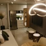 Luksusowy nowoczesny salon z eleganckim oświetleniem w małym mieszkaniu