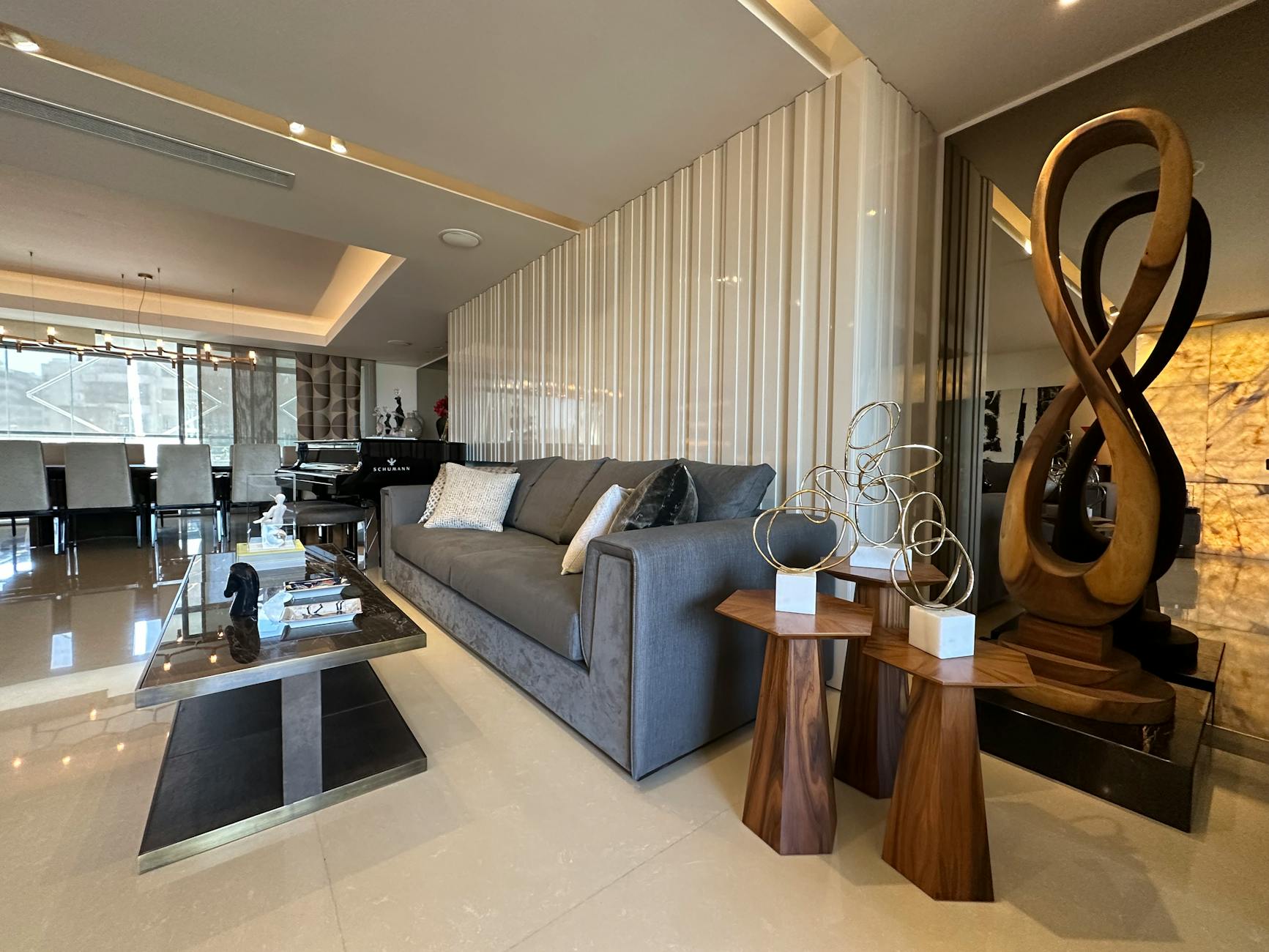 Nowoczesny, przestronny salon z designerskimi meblami na wysoki połysk