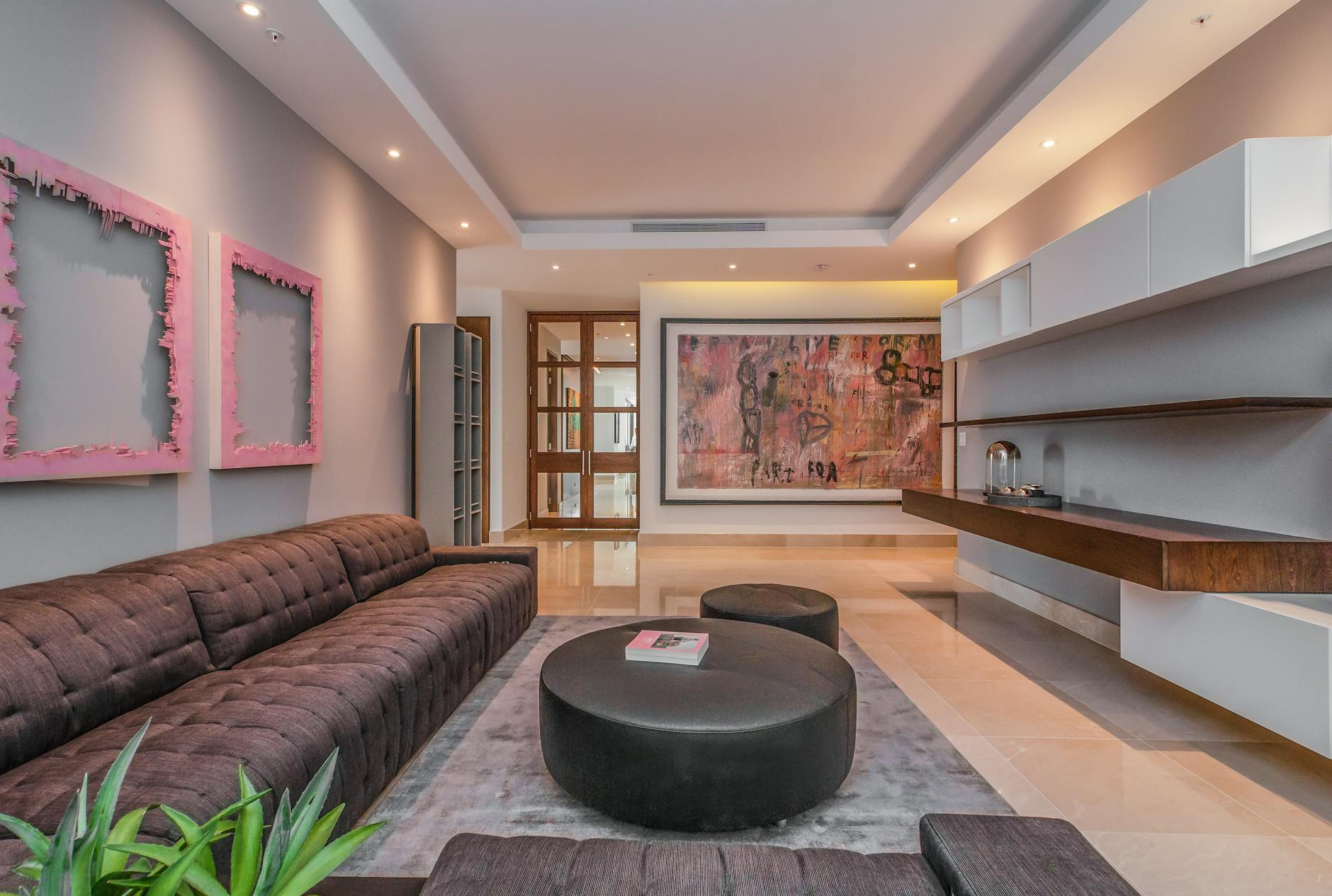 Nowoczesny salon z minimalistycznym wystrojem i obrazem na ścianie