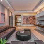 Nowoczesny salon z minimalistycznymi meblami designerskimi i sztuką na ścianie