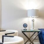 Elegancka lampa stołowa przy małym stoliku w nowoczesnym salonie