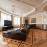 Jak łączyć sztukę klasyczną z nowoczesnymi meblami, by uzyskać efekt „galerii” Elegancki salon z luksusowymi meblami w stylu galerii sztuki