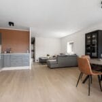 Stylowy kwadrat w praktyce: planowanie stref w salonie z jadalnią i kuchnią Nowoczesny salon z jadalnią i kuchnią w otwartym, przestronnym układzie