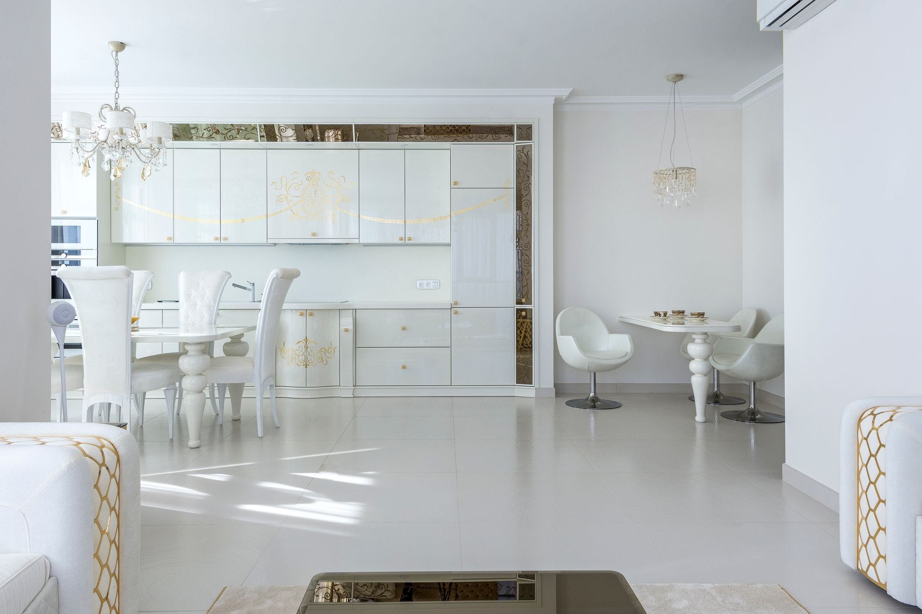 Kuchnia premium w stylu modern classic: jak łączyć frezy, sztukaterie i gładkie fronty, by uniknąć przesady Jasna kuchnia premium z białymi frontami i nowoczesną jadalnią