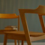 Dlaczego warto inwestować w designerskie krzesła do jadalni Nowoczesne drewniane krzesła designerskie w minimalistycznej jadalni