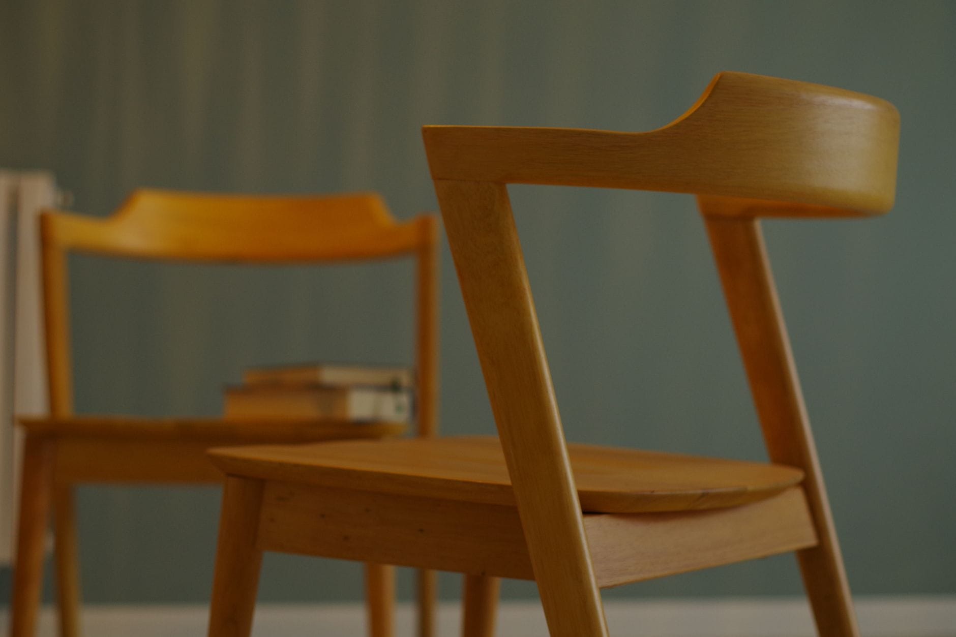 Dlaczego warto inwestować w designerskie krzesła do jadalni Nowoczesne drewniane krzesła designerskie w minimalistycznej jadalni
