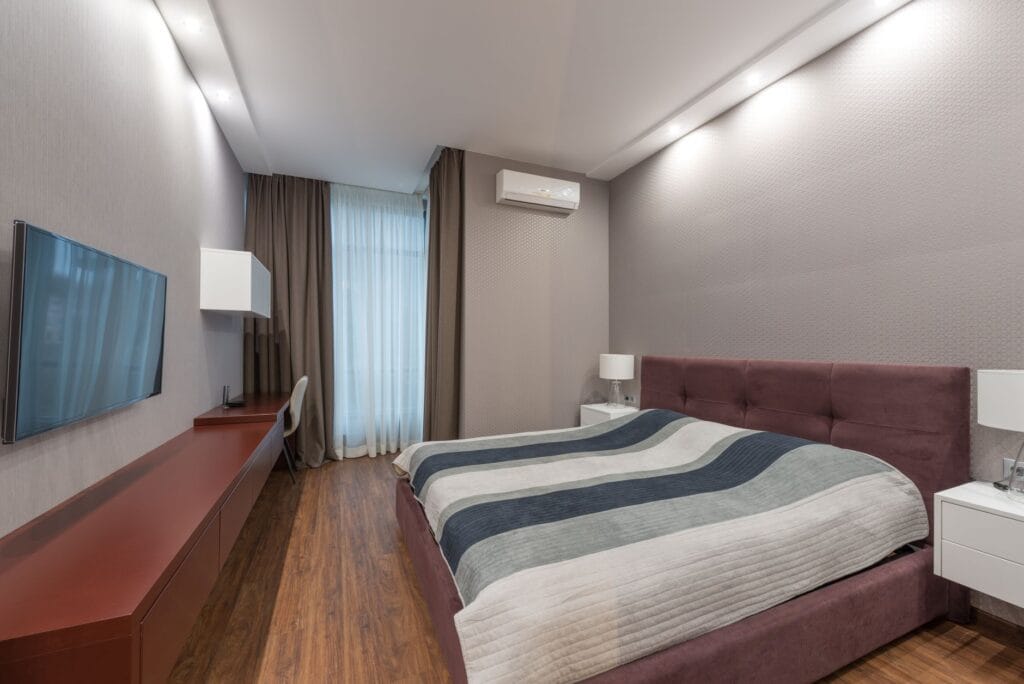 Elegancka sypialnia hotelowa z wygodnym łóżkiem i nowoczesnym wystrojem